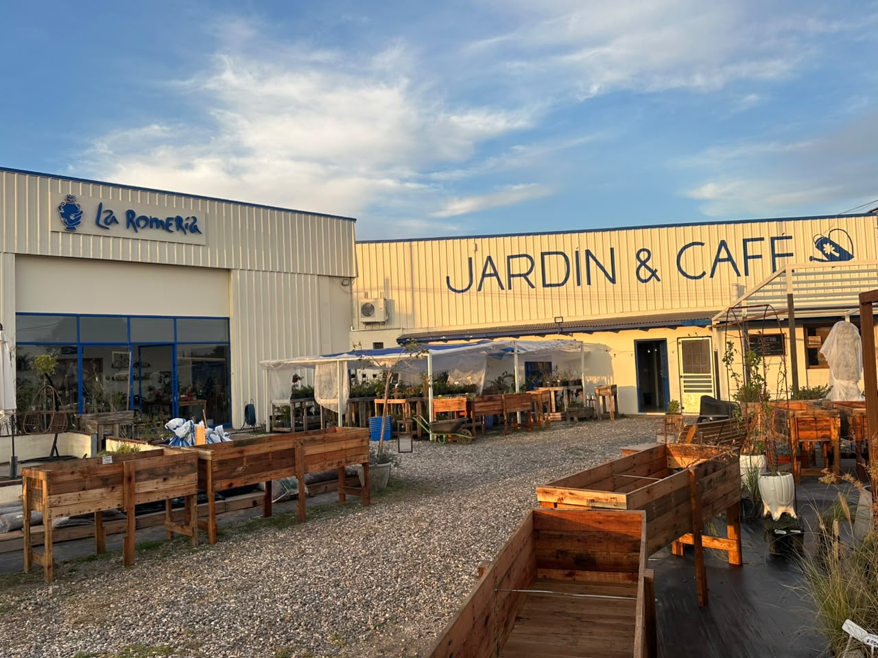 Exterior de La Romería Jardín & Café en Pergamino