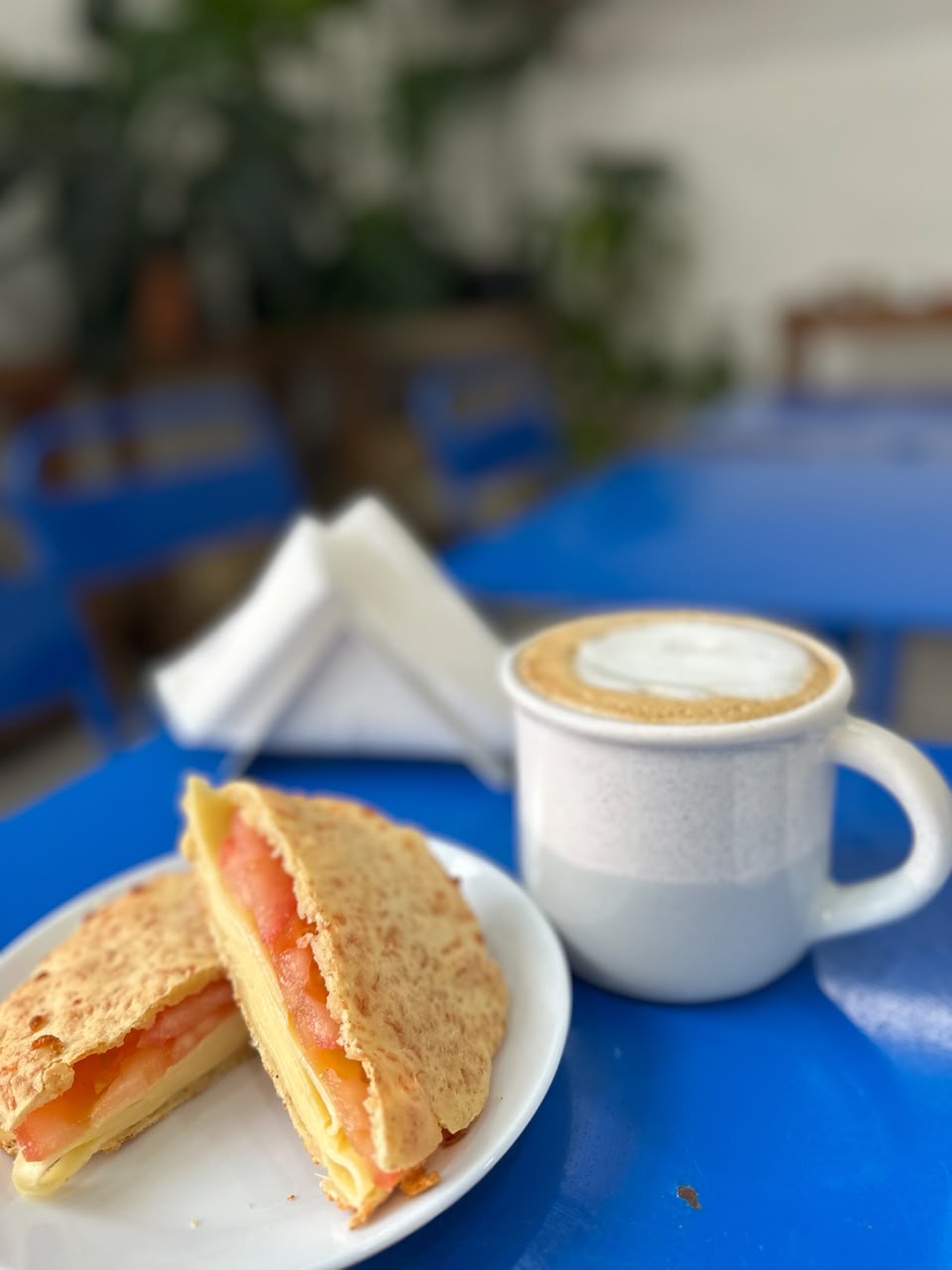 Tostado y café con leche servidos en las mesas del patio de La Romería Café