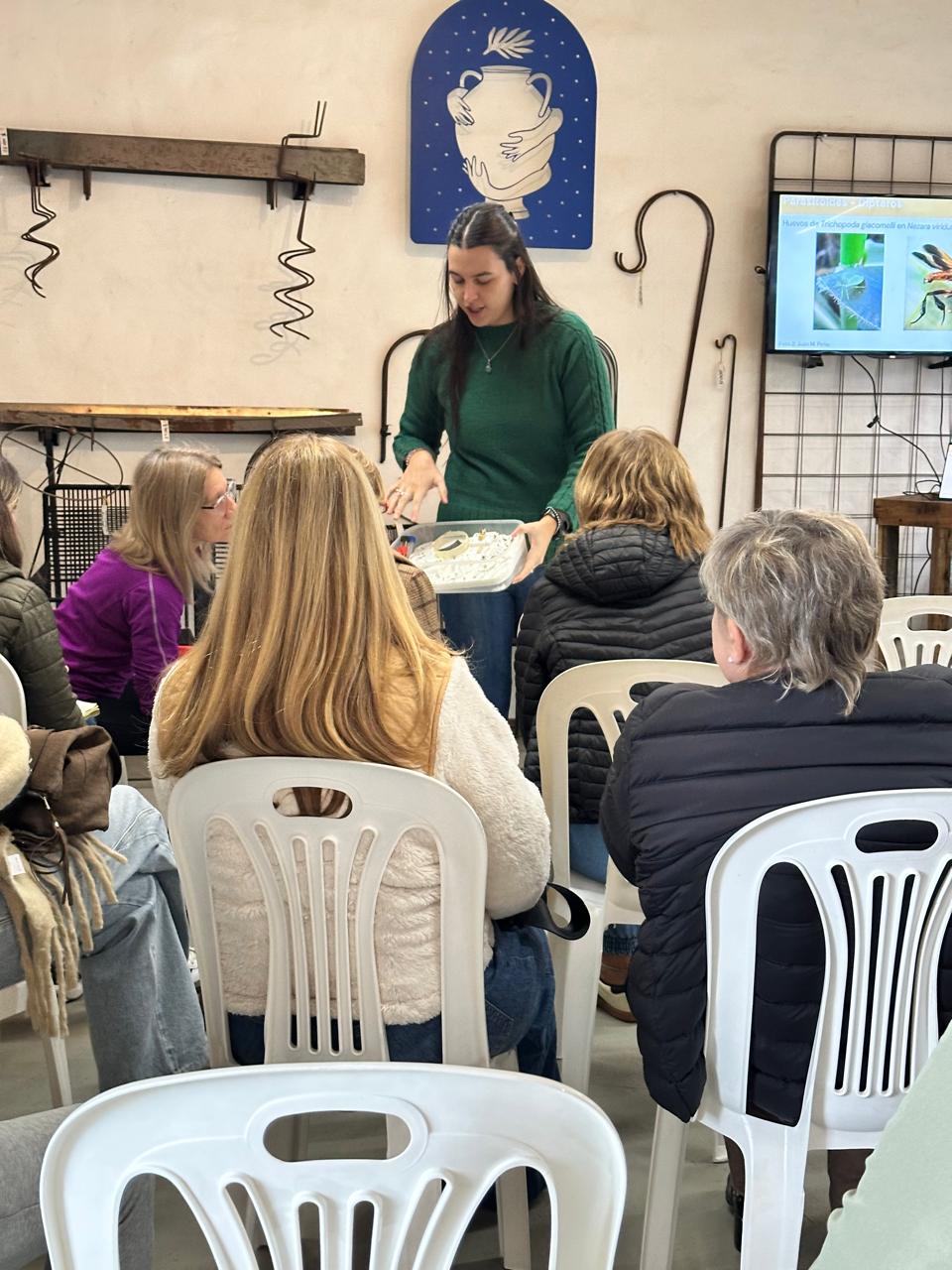 Charla teórica del taller con proyección y participantes