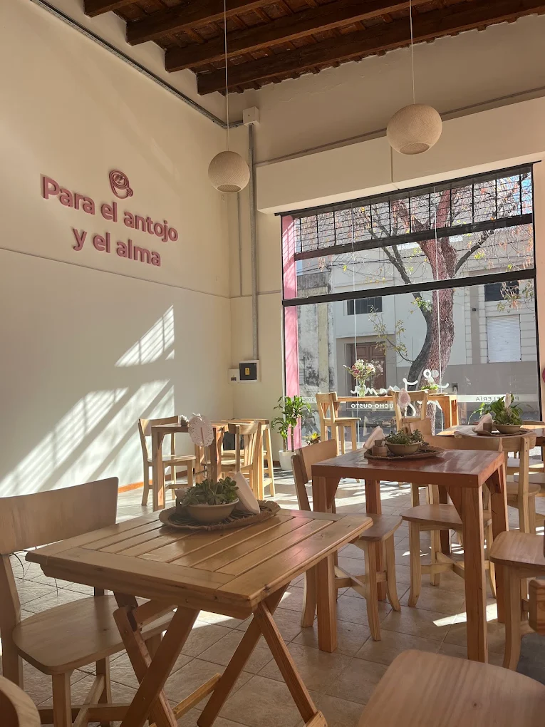 Interior de La Juana, pastelería en Pergamino