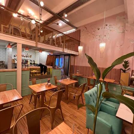 Interior de Amelie, café en el centro de Pergamino
