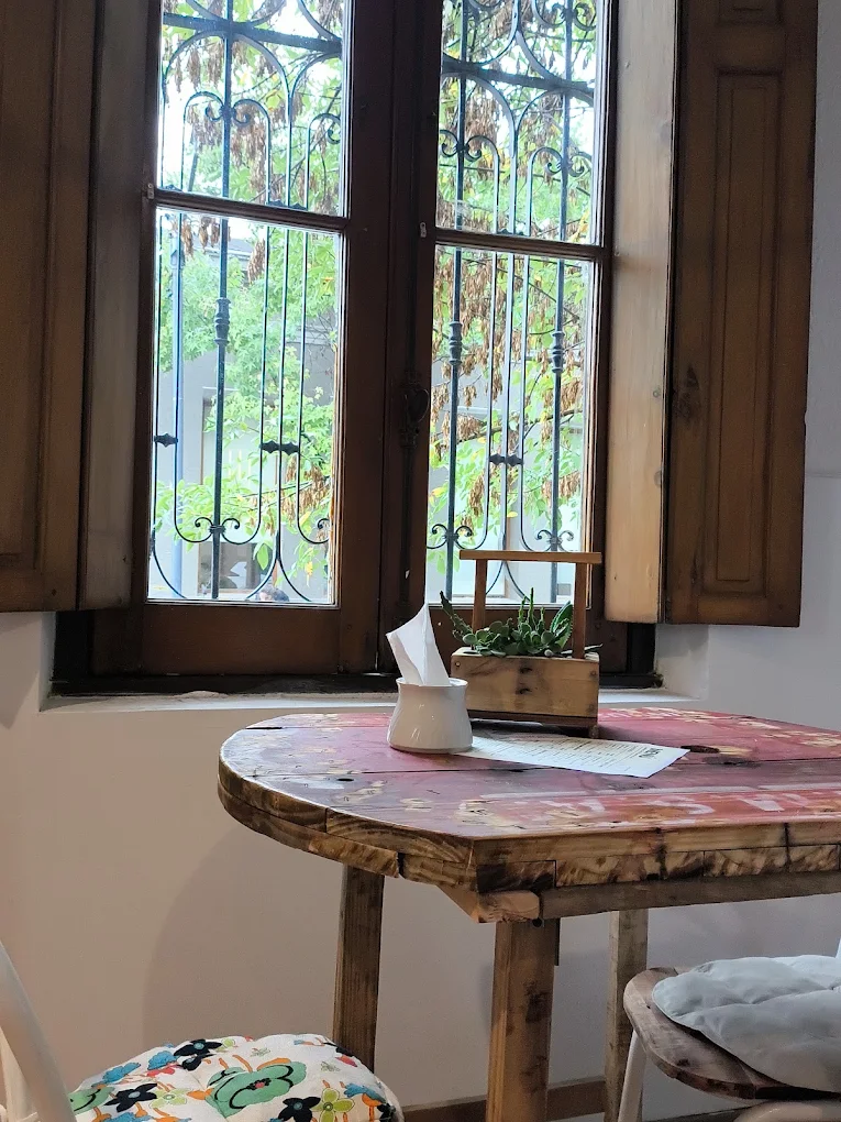 Interior de Florida Café Cultural, café con arte en Pergamino