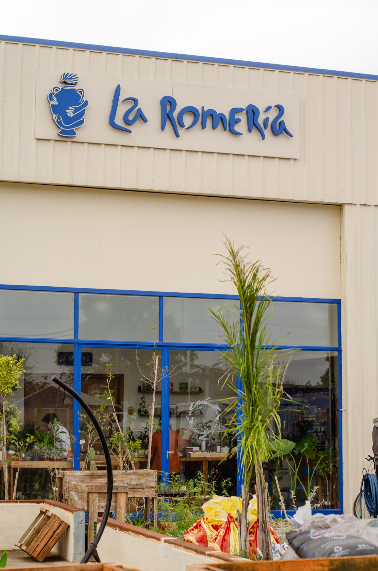 Frente de La Romería en Pergamino con el cartel azul