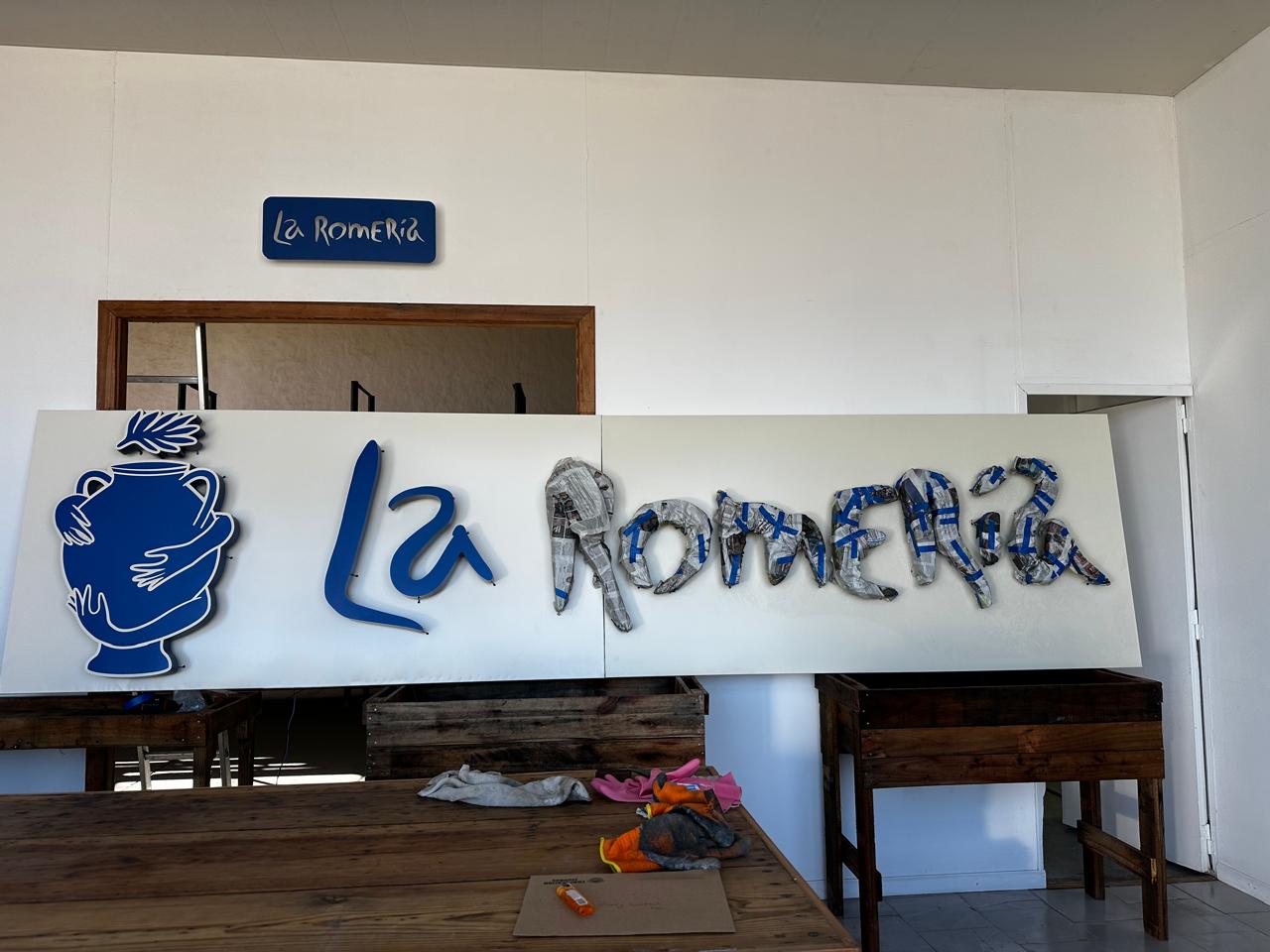 Cartel de La Romería con el ánfora azul