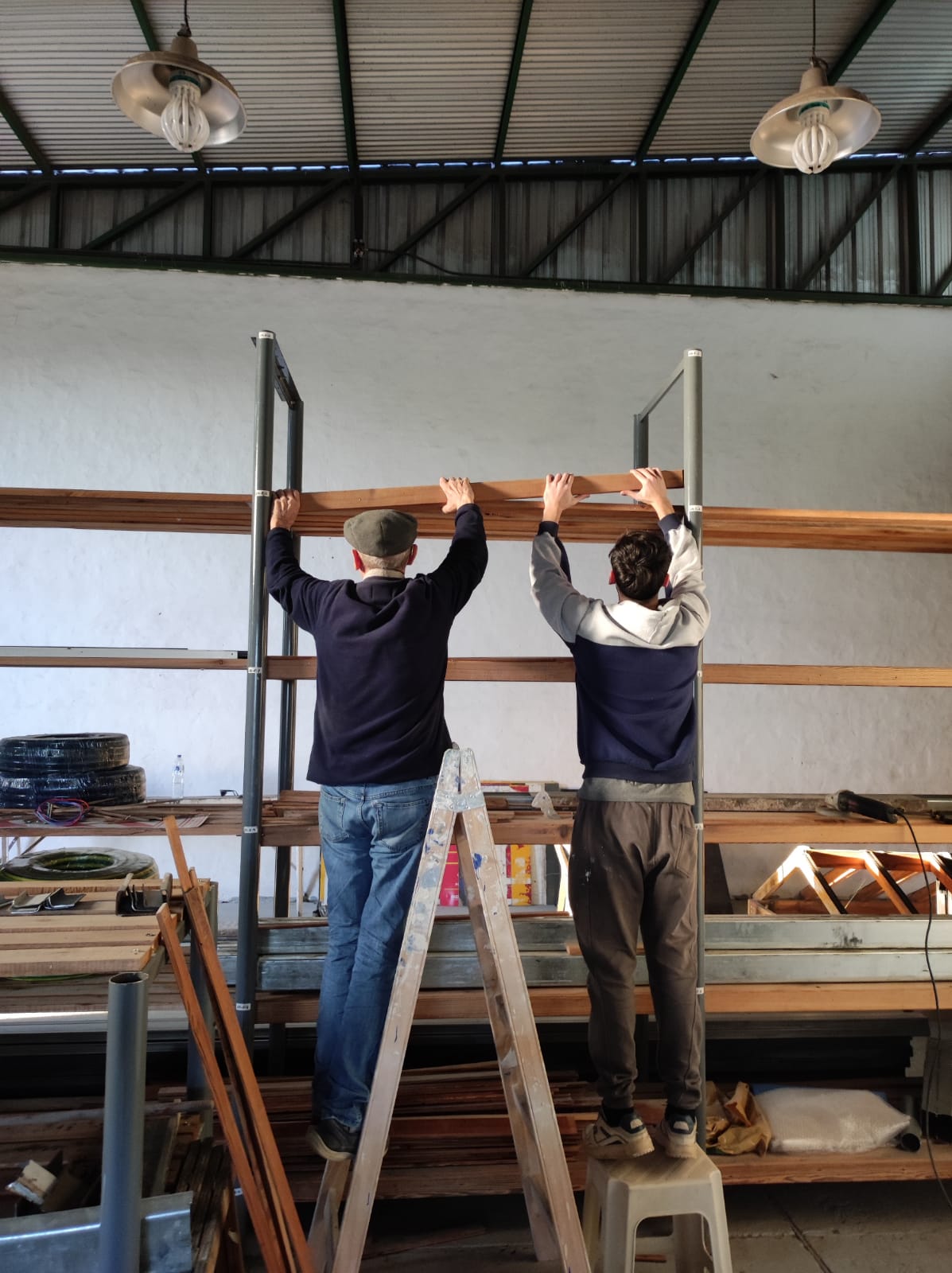 Armando estanterías de madera en familia