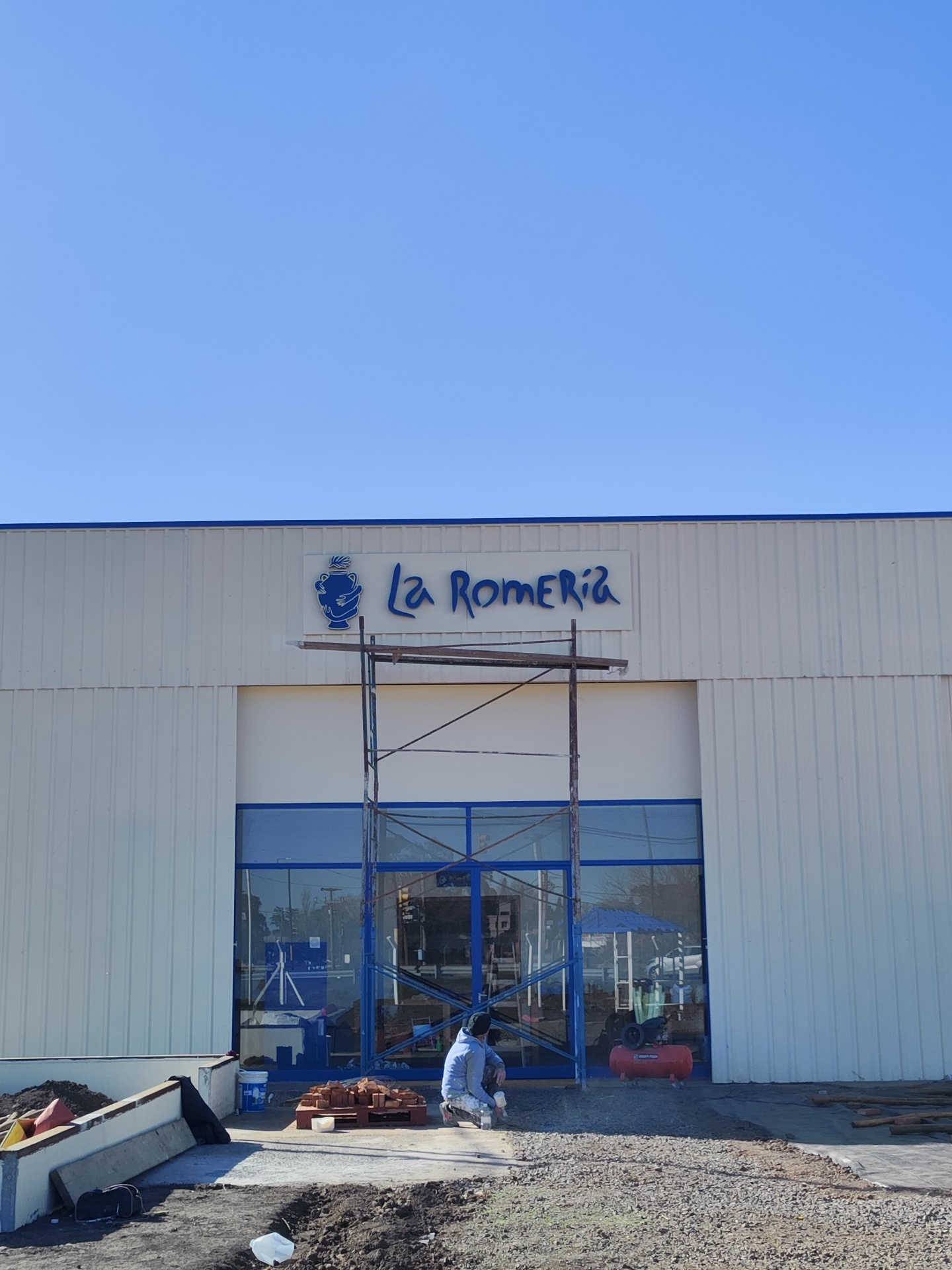 Fachada de La Romería con el cartel recién colocado, en Pergamino